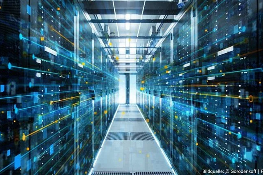 Langer Gang in einem Rechenzentrum mit Serverracks und digitaler Datenvisualisierung in Blau- und Gelbtönen