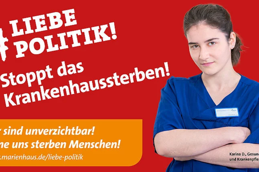 Gesundheits- und Krankenpflegerin Karina D. vor rotem Hintergrund mit Text 'Liebe Politik! Stoppt das Krankenhauststerben!' und orangefarbenem Kasten mit Text 'Wir sind unverzichtbar! Ohne uns sterben Menschen!'