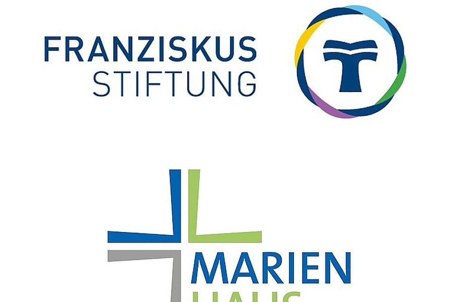Logos der Franziskus Stiftung mit stilisiertem Buchsymbol und des Marienhaus mit farbigem Kreuz in Blau, Grün und Grau