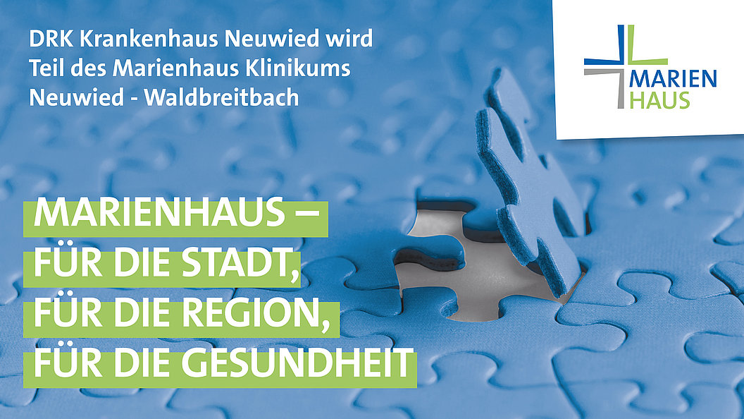 Ein blauer Puzzlestück wird in ein Puzzle eingesetzt. Text: 'MARIENHAUS – FÜR DIE STADT, FÜR DIE REGION, FÜR DIE GESUNDHEIT'. Logo von Marienhaus in der oberen rechten Ecke.
