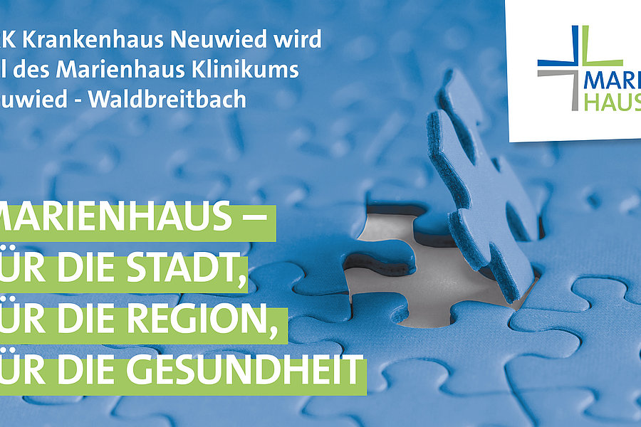 Ein blauer Puzzlestück wird in ein Puzzle eingesetzt. Text: 'MARIENHAUS – FÜR DIE STADT, FÜR DIE REGION, FÜR DIE GESUNDHEIT'. Logo von Marienhaus in der oberen rechten Ecke.