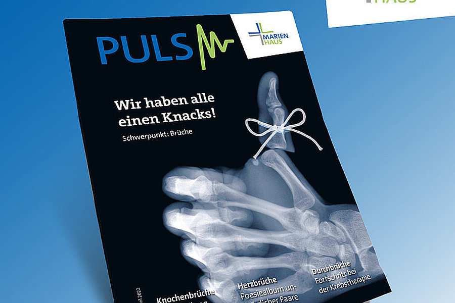 Titelblatt der Zeitschrift 'PULS' mit Röntgenbild einer Hand, Thema Knochenbrüche, Logo Marienhaus