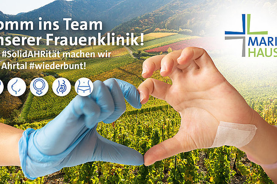 Zwei Hände formen ein Herz, eine mit medizinischem Handschuh, die andere mit Pflaster, vor einer Landschaft mit Weinbergen, Text: 'Komm ins Team unserer Frauenklinik! Mit #SolidAHRität machen wir das Ahrtal #wiederbunt!', Marienhaus-Logo