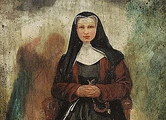 Porträt von Mutter Rosa in traditioneller schwarzer und weißer Kleidung vor einem gemusterten Hintergrund