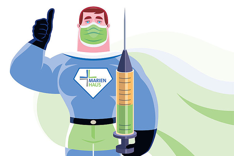 Superheld mit grünem Mundschutz und blau-grünem Kostüm mit Marienhaus-Logo hält eine große Spritze und zeigt Daumen hoch