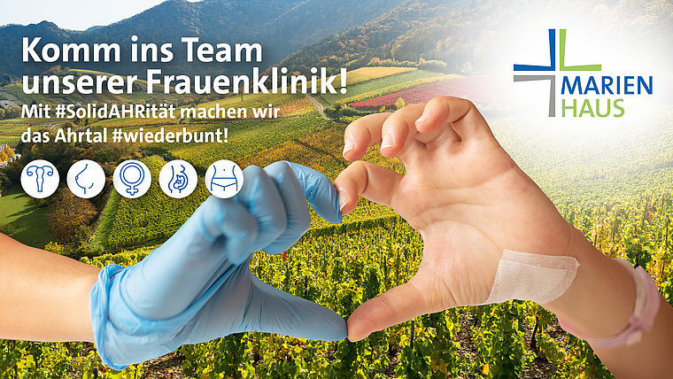 Zwei Hände formen ein Herz, eine mit medizinischem Handschuh, die andere mit Pflaster, vor einer Landschaft mit Weinbergen, Text: 'Komm ins Team unserer Frauenklinik! Mit #SolidAHRität machen wir das Ahrtal #wiederbunt!', Marienhaus-Logo
