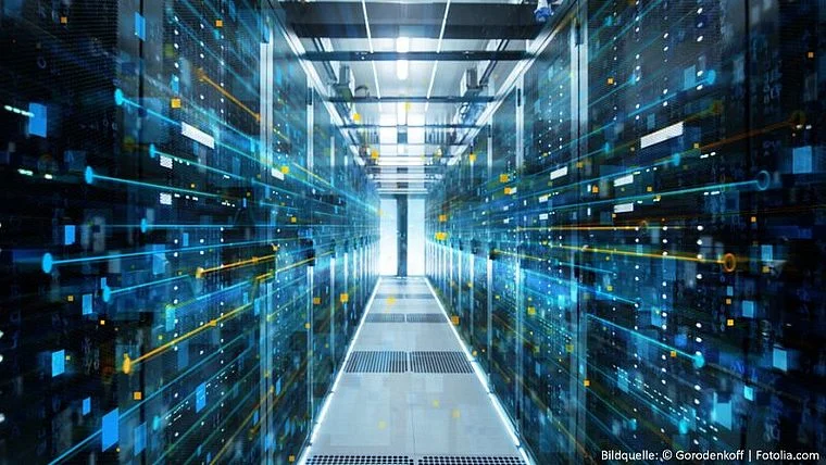Langer Gang in einem Rechenzentrum mit Serverracks und digitaler Datenvisualisierung in Blau- und Gelbtönen