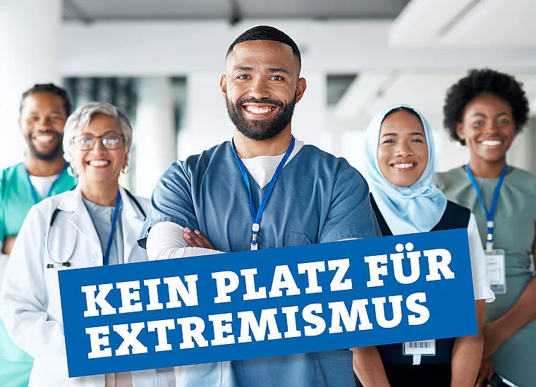 Fünf medizinische Fachkräfte verschiedener Herkunft lächeln, Text 'Kein Platz für Extremismus' im Vordergrund