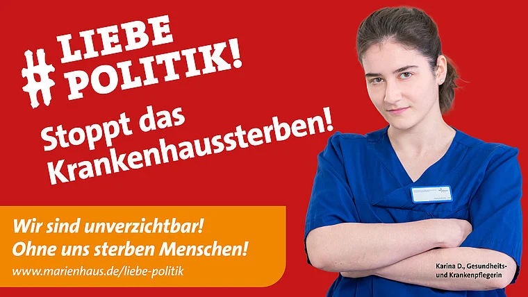 Gesundheits- und Krankenpflegerin Karina D. vor rotem Hintergrund mit Text 'Liebe Politik! Stoppt das Krankenhauststerben!' und orangefarbenem Kasten mit Text 'Wir sind unverzichtbar! Ohne uns sterben Menschen!'